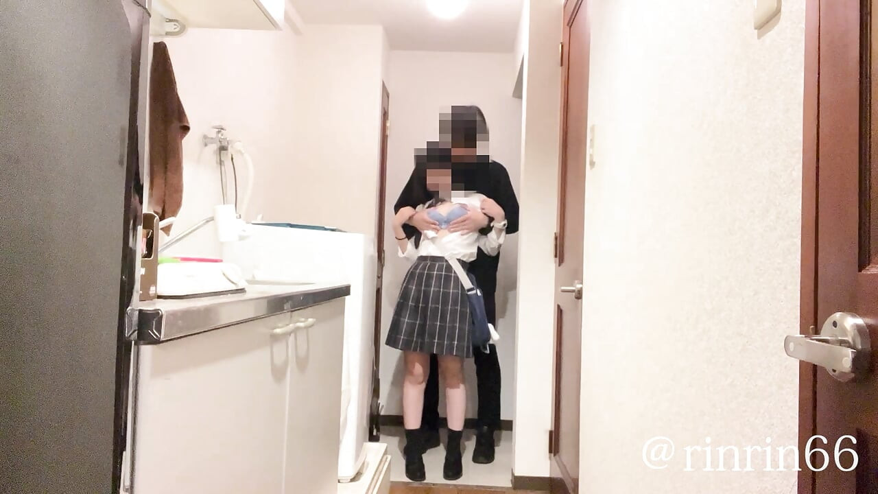 18-årig jap pige. Efter at have købt snacks i dagligvarebutikken får hun SEX lige ved indgangen.