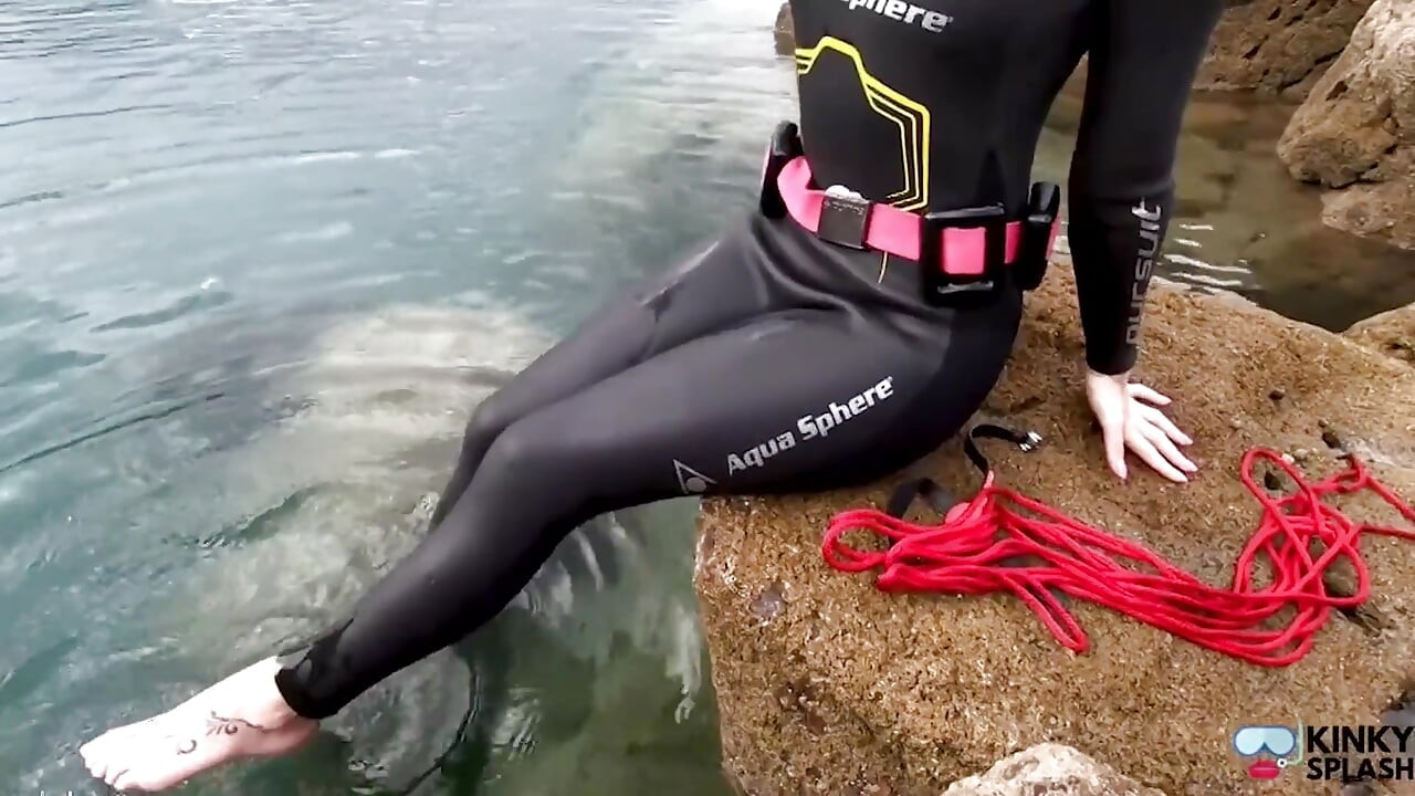 Ocean Tali Perhambaan dengan ballgag dalam pakaian basah