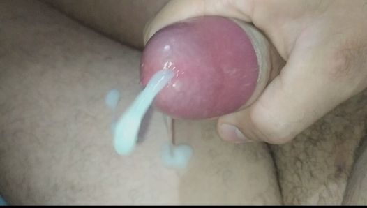 Ho schizzato un sacco di sperma dal mio grosso cazzo.