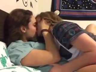 Chicas besandose