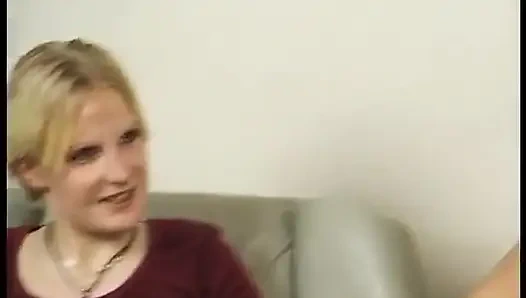Sarışın genç kız oyuncu seçmelerinde küçük göğüslerini gösteriyor