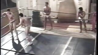 Sexy Männer wechseln sich beim Wrestling in enger Unterwäsche ab