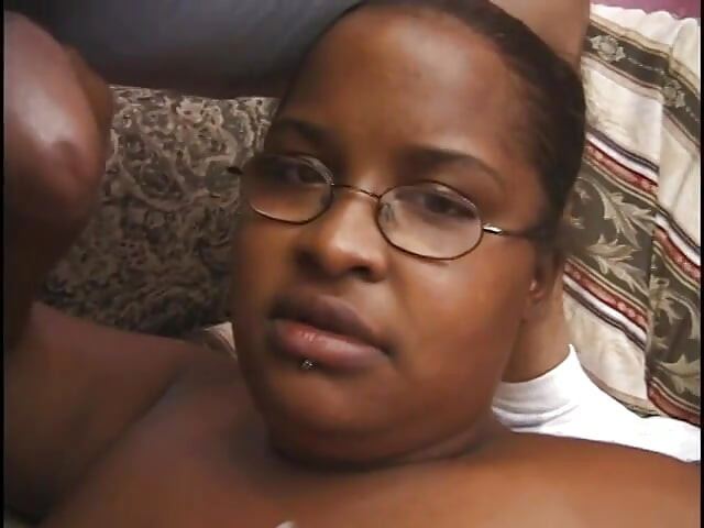Geile bbw geniet van haar strakke kut hard geneukt door een enorme harde lul binnenshuis