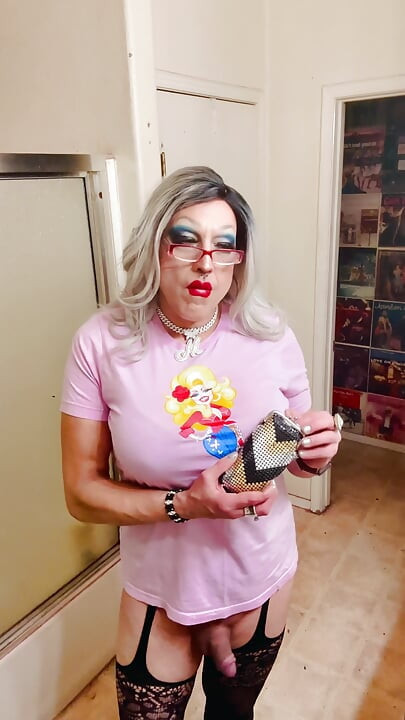 Marilyn Loves Dolly Smoking Fetish Tease