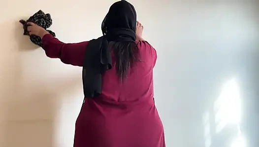 Трахаю красивую горничную с большой задницей в Саудовской Аравии, когда она убирает постельную комнату - трах в задницу и сперма