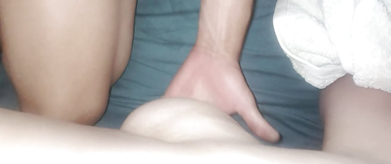 나는 그녀가 빨고 있는 동안 거짓말을 하다