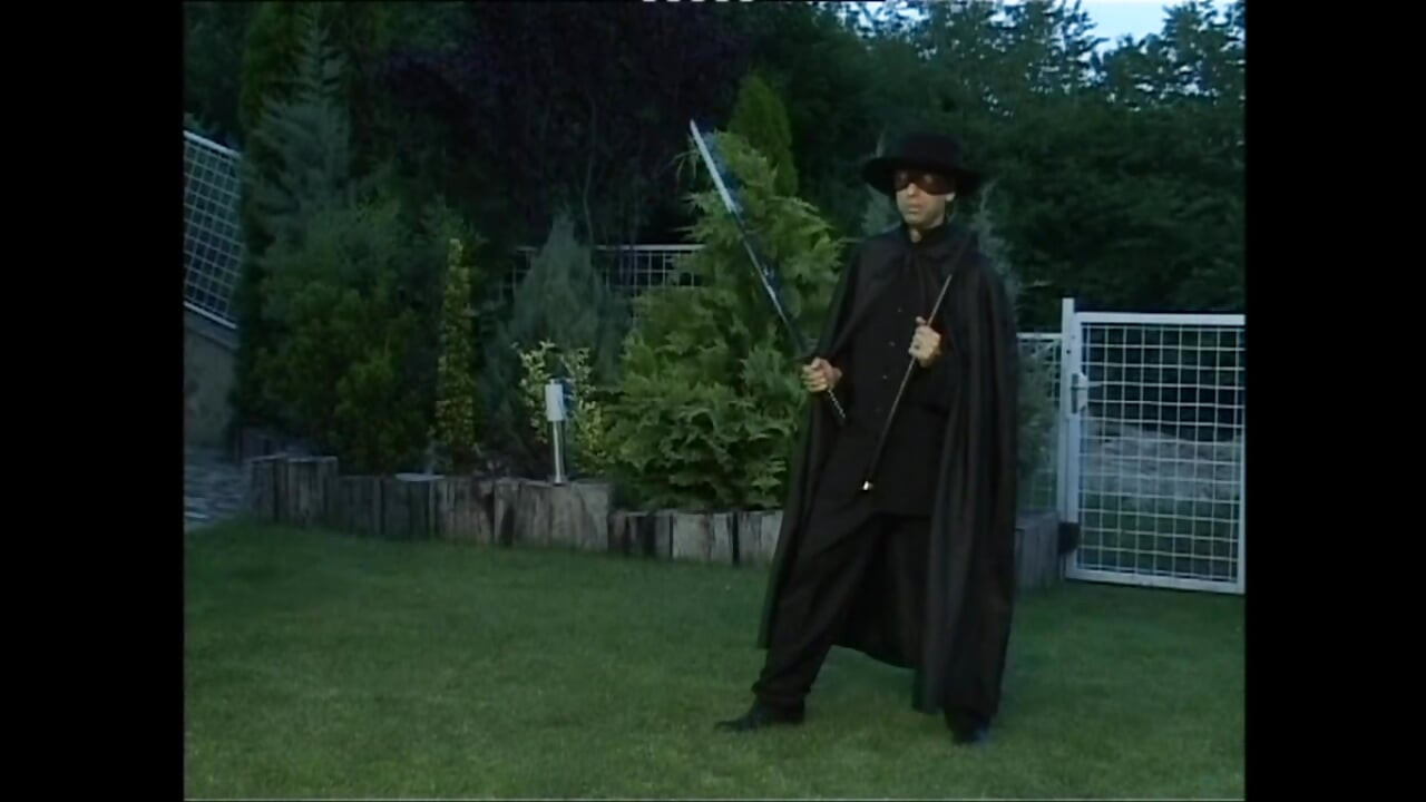 שתי זונות בלונדיניות יפהפיות נדפקות בתחת ונשפכות על ידי שלושה זין שחורים מפלצתיים