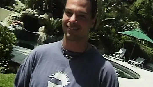 Межрасовая студенческой вечеринка с бассейном