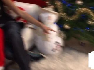 Dominações femininas peitões puxando o micro pênis de Papai Noel