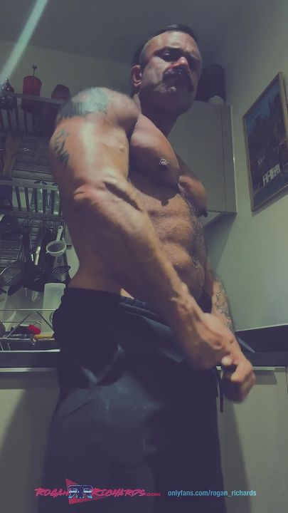 Muscle Kitchen Flexing with Rogan