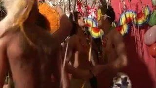 Fiesta latino gay con follada a pelo