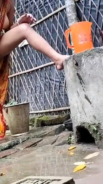 Zapanjujući trenutak iz "Indijske XXX žene koja se jebe na otvorenom (službeni video Villagesex91)"