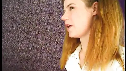 Küçük memeli ve alevli auburn saçlı şehvetli üniversiteli kız Anne Howe sert yarak sikişinin tadını çıkarıyor