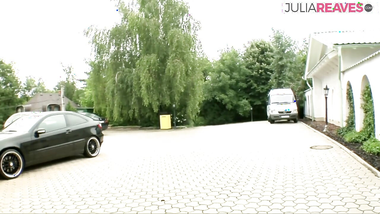 애널과 보지 섹스하는 동안 예쁜 비명을 지르는 2명의 죄수