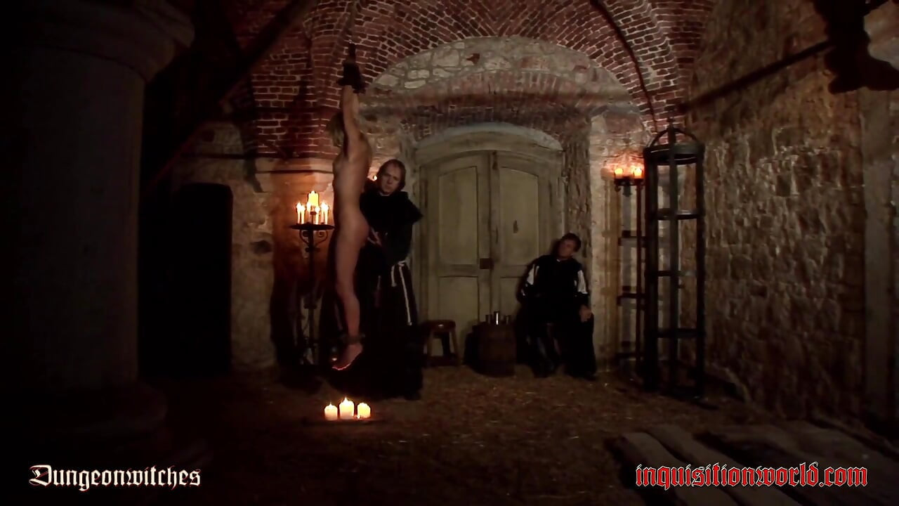 Bir cadı küçük alevler üzerinde sarkıyor