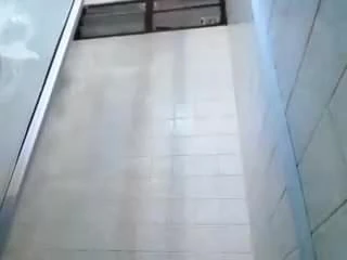 Rondellette au beaux seins qui s'amuse toute seule