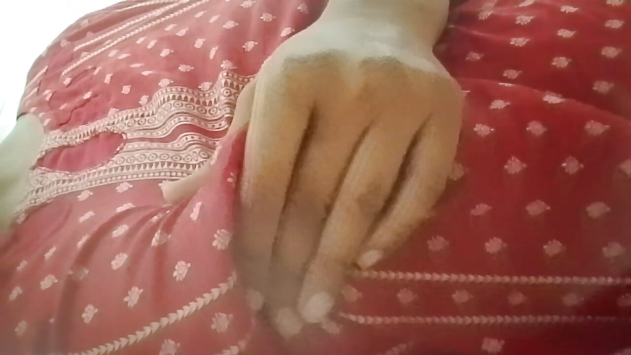 Güzel kızın göğüslerini gösteriyor ve göğüsleriyle oynuyor