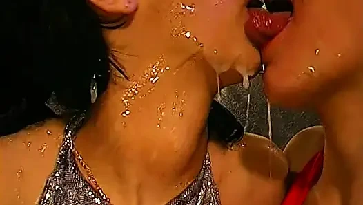 Ggg - Шлюховатая Крошка Жадно Глотает Несколько Членов