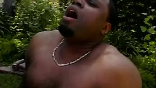 Sert siyah amcık bahçede yalıyor... ağzına boşalma