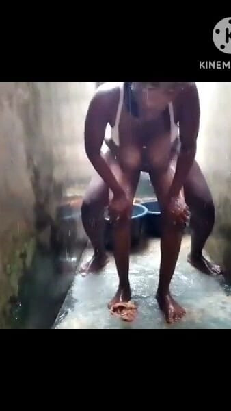 Mi hermanastro me coge bajo la lluvia. Quedé satisfecha | Clip 1