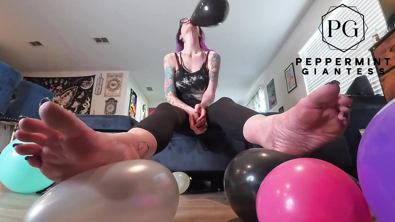 Giantess suge o întreaga pungă de baloane - tachinare de picioare minusculă cu vedere la persoana 1 și arată murdar