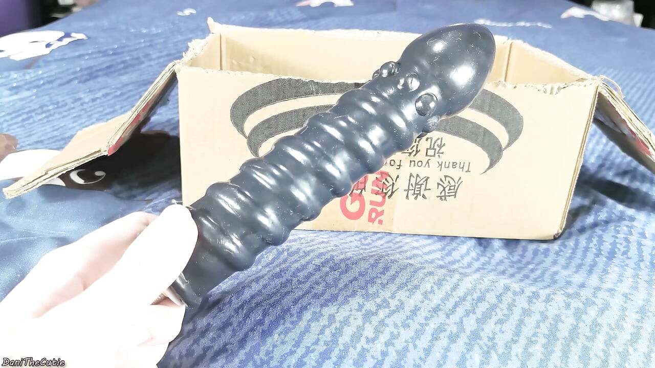 süße Tgirl DaniTheCutie wird von einem Presslufthammer-Dildo gefickt