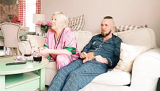 Tabu seks, üvey anne film izliyor, ben de ağzını açıyorum