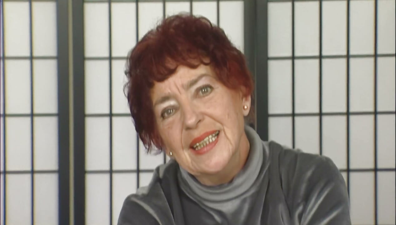 Reife Rothaarige rammt massiven Dildo in ihre haarige Muschi