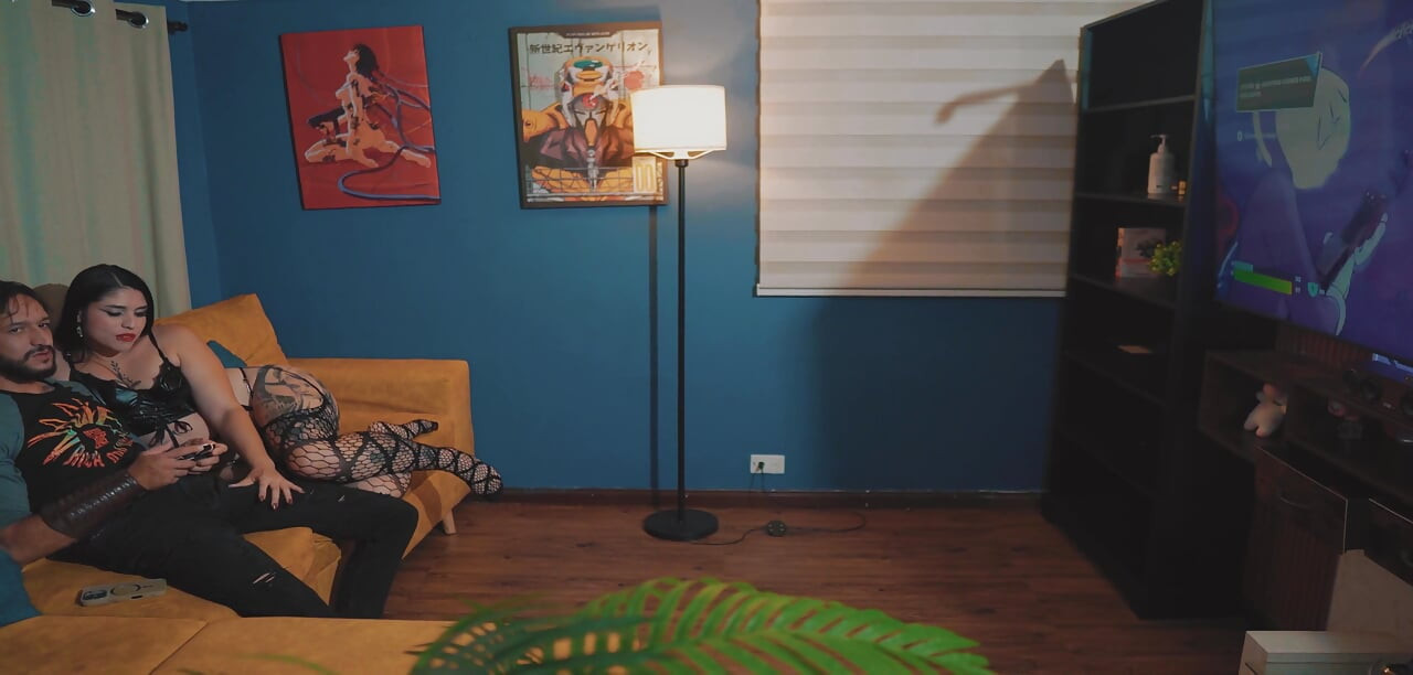 Denne gotiske jenta vil ha kuken min mens jeg leker