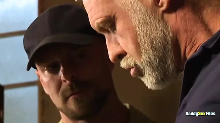 DaddySexFiles: Allen silver si china per l'ufficiale mitch Vaughn in scambio della sua libertà