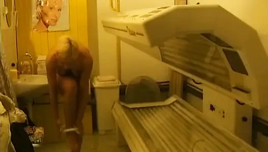 Bu sevimli Alman bebek mükemmel amcığıyla oynamayı bırakamıyor