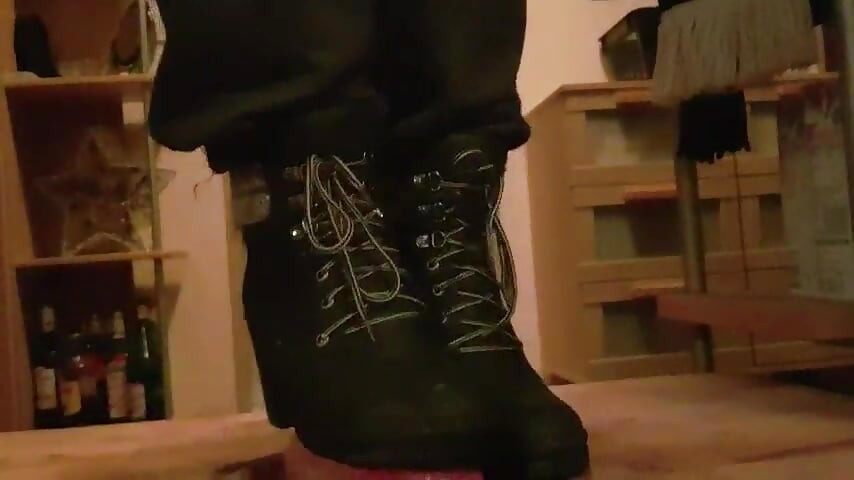 POV Pisoteando y pisando fuerte con botas - Footjob y aplastamiento de pollas - Peso completo, sin piedad