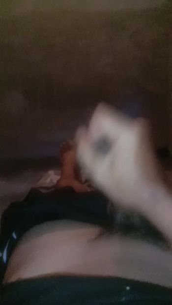 Un hombre se masturba delante de su novia en videollamada