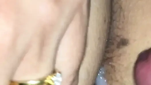 Fingering memek istriku sampai dia muncrat