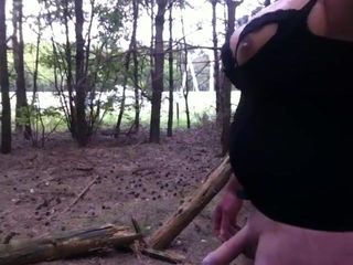 Bijna naakt in het bos bij een drukke weg, korte video