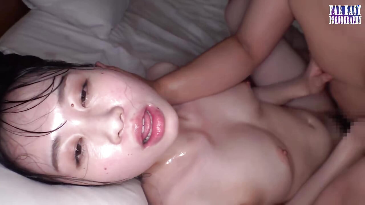 光滑的油浸泡的大口大口，微笑的F罩杯挑逗在全身滑溜溜的盛宴中 第5部分