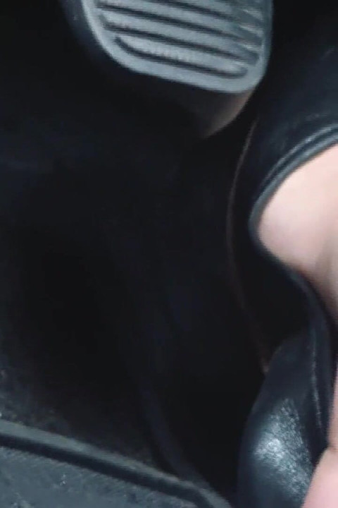 Revving e Driving in Black Leather Flats em Barefeet