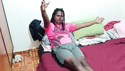 Aku memergokinya di kamar melihat betapa lezatnya