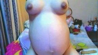 Беременная девушка перед вебкамерой