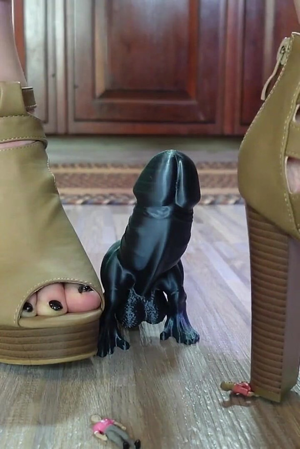 用 Dino Dick 踩在 Tiny's