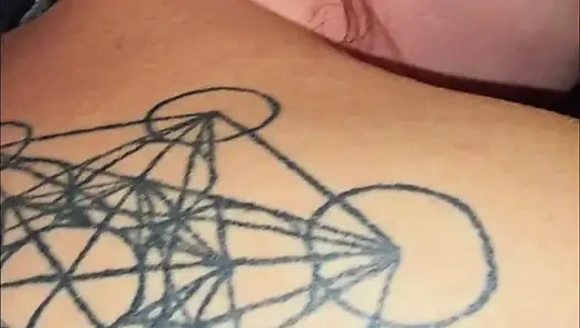 Istri seksi ingin aku mengisinya sebelum tidur