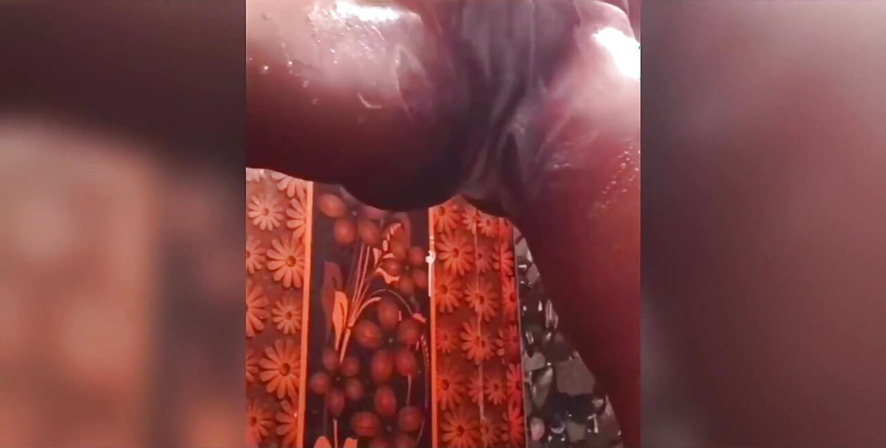 Ammu lava sua buceta doce com sabão