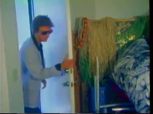 Wellustige milf met heet lichaam slurpt en streelt dikke pik op de bank van Zebra-huid
