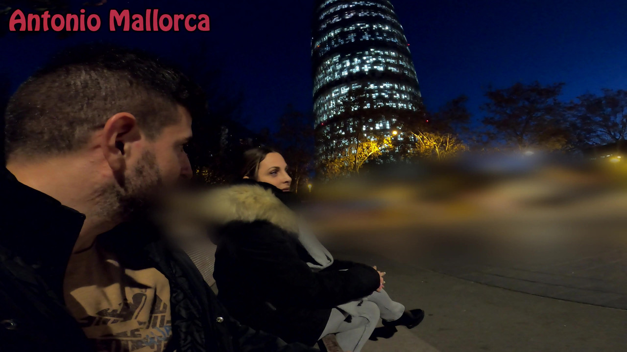 在我丢了airbnb后，热辣的大屁股西班牙人邀请我去她的酒店房间