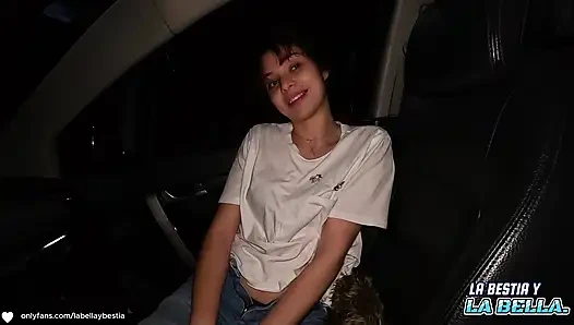 Ayah tiriku ngentot aku habis-habisan di dalam mobil sampai crot di kakiku