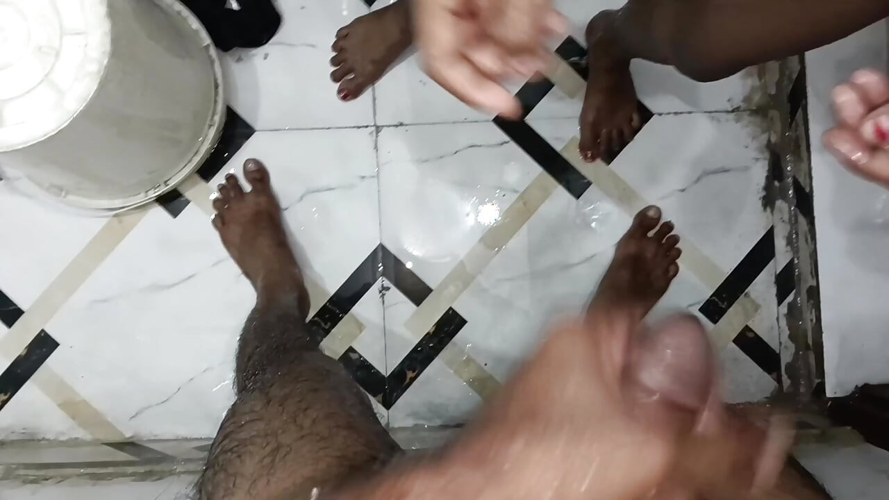 Sexo en la ducha húmeda - trabajo de tetas, follada de culo, corrida en las tetas