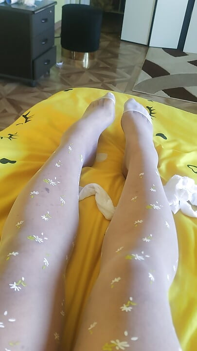Mă simt atât de sexy în acest ciorapi albi