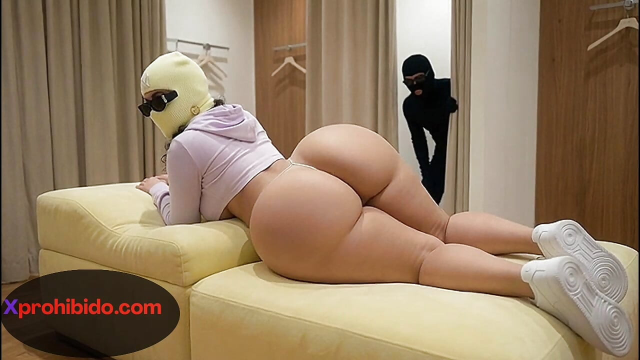Big Ass Girl Bouncing Her Massive Ass in Thin Thong