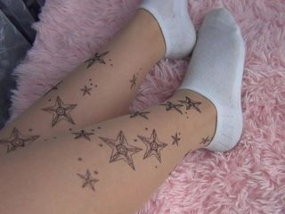 Rajstopy i białe skarpetki na seksownych nogach dziewczyny