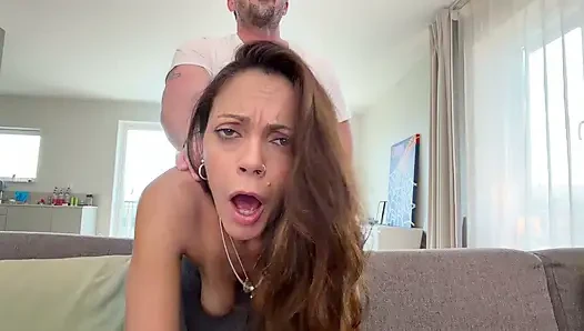 Erstaunliche MILF hat einen erstaunlichen doggystyle-fick auf dem Sofa und bittet um sperma